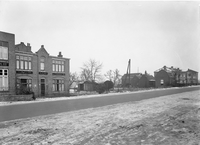 43385 Gezicht op de Koningsweg te Utrecht, uit het westen, met links de Stoomwasscherij Aurora (Koningsweg 56).